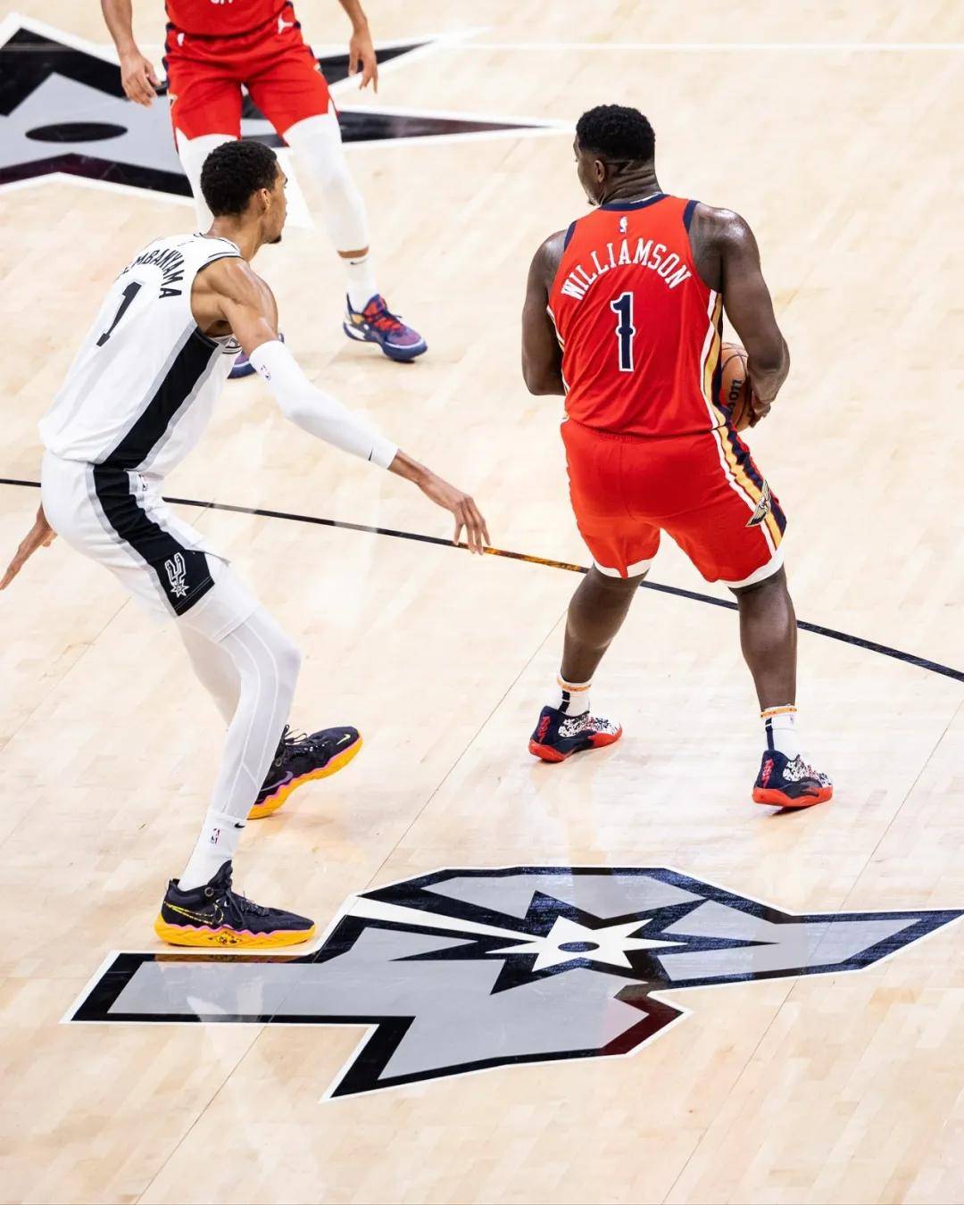 九游体育app-包含欧联今夜再迎强敌；新奥尔良鹈鹕完成体检；主帅态度——引发热议；身体对抗强度拉满的词条