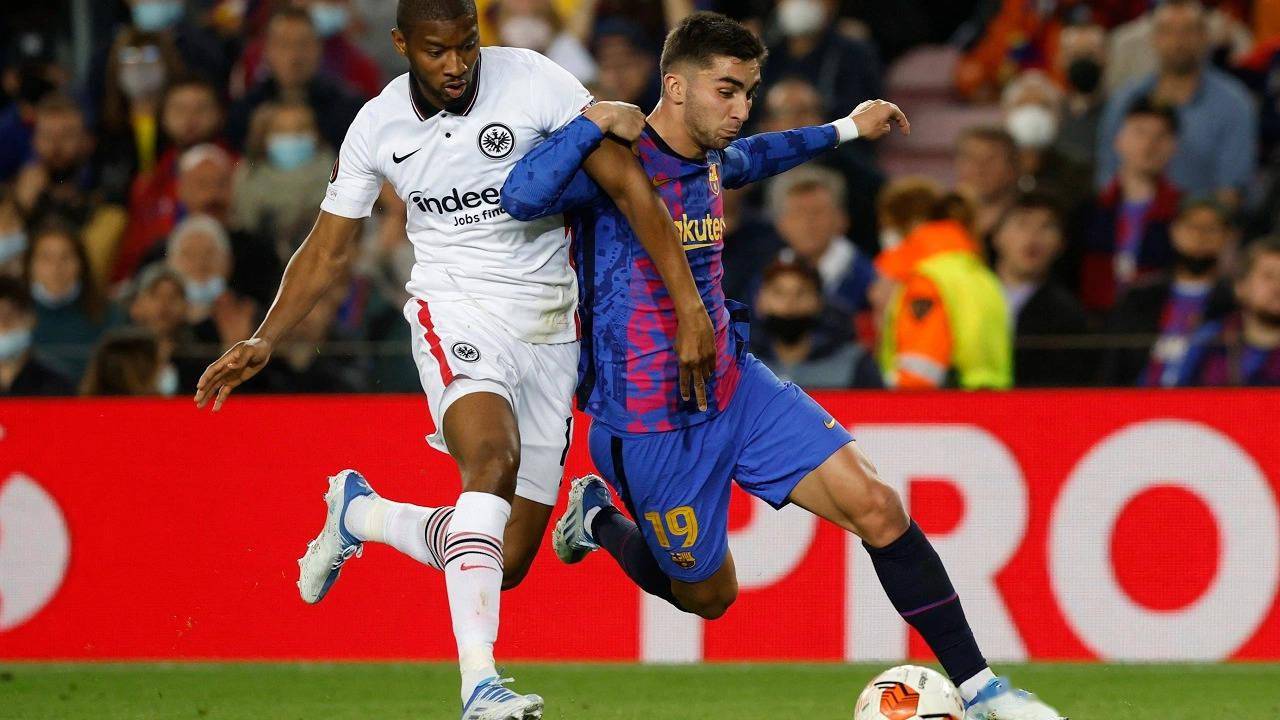 九游体育app-西甲今夜走向成谜，法兰克福远射贴柱，球迷炸锅，纪律约束更严格(足球国足开除奖励远射必进卡小说叶辰)